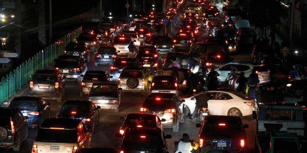 Πολίτες απομακρύνονται από περιοχές του Λιβάνου μετά τις διαταγές του Ισραηλινού στρατού 