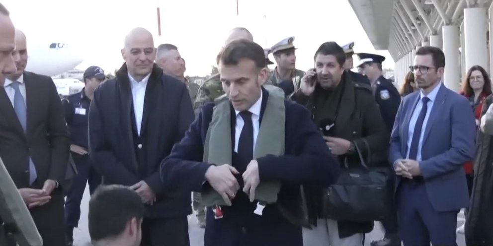 Ο Εμανουέλ Μακρόν φοράει το σωσίβιο για να επιβιβαστεί στο αεροπλανοφόρο Charles de Gaulle