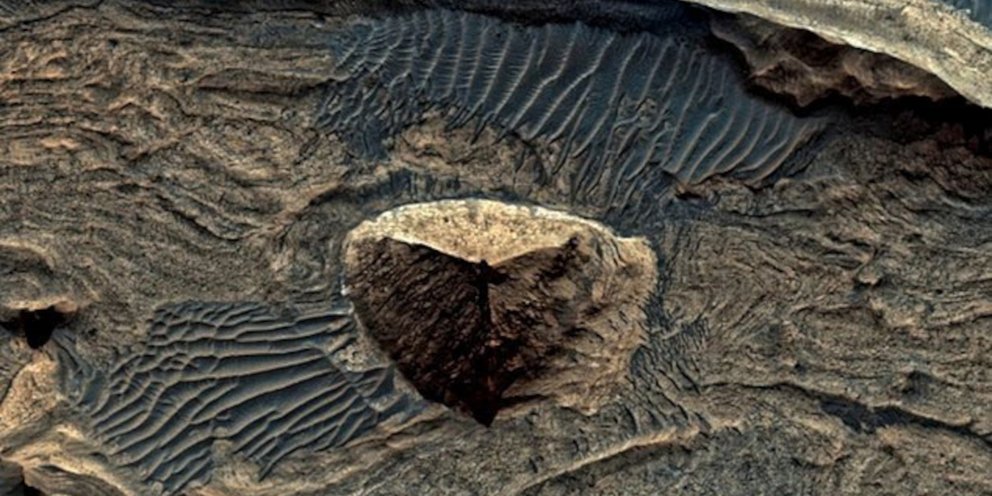 Η «μυστηριώδης τρίπλευρη πυραμίδα» στον Άρη