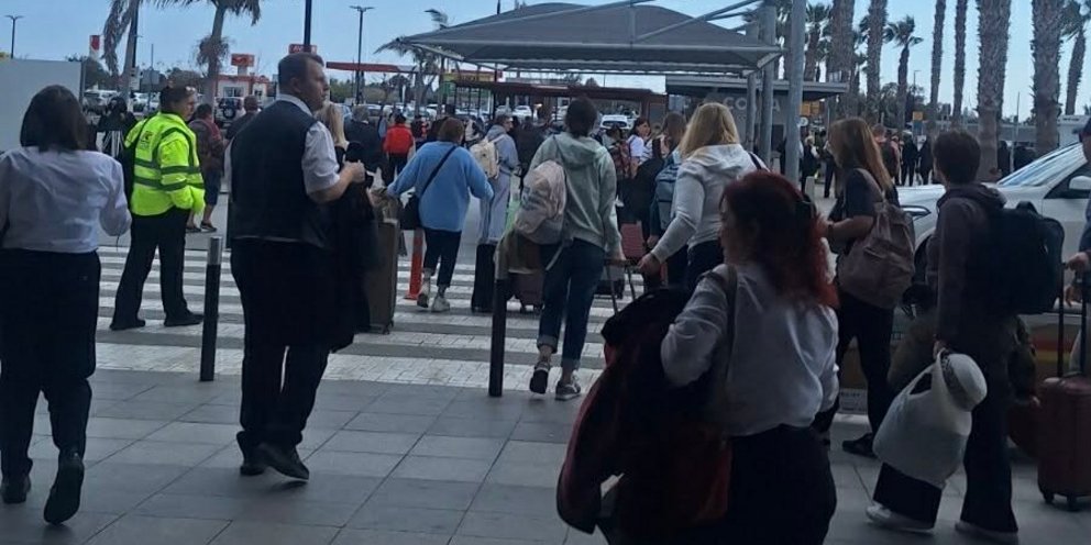 Εκκένωση στο αεροδρόμιο Πάφου