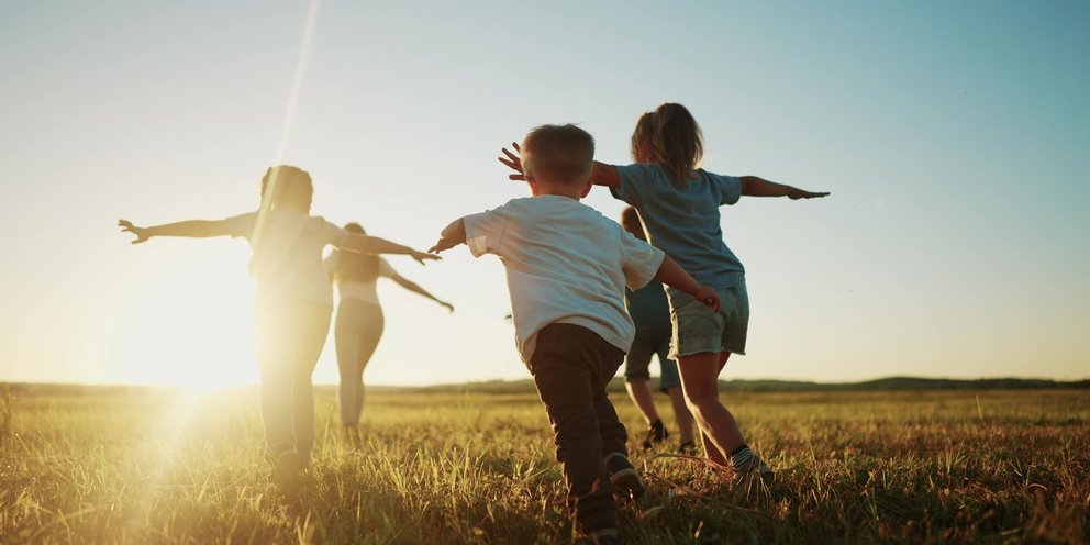 παιδιά παίζουν