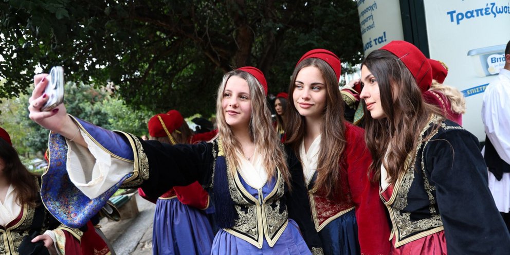 Χαμόγελα και σέλφι λίγο πριν την παρελαση