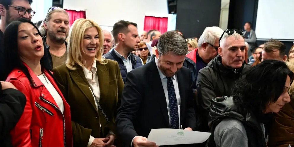 Ο Νίκος Ανδρουλάκης ετοιμάζεται να ψηφίσει για τους συνέδρους του ΠΑΣΟΚ / ΤΑΤΙΑΝΑ ΜΠΟΛΑΡΗ/EUROKINISSI