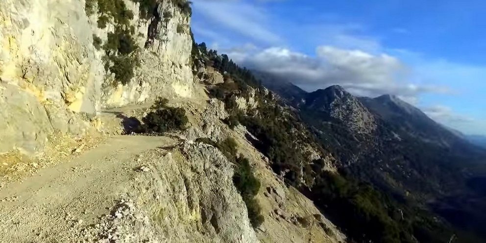 Χωματόδρομος στην Ευρυτανία 