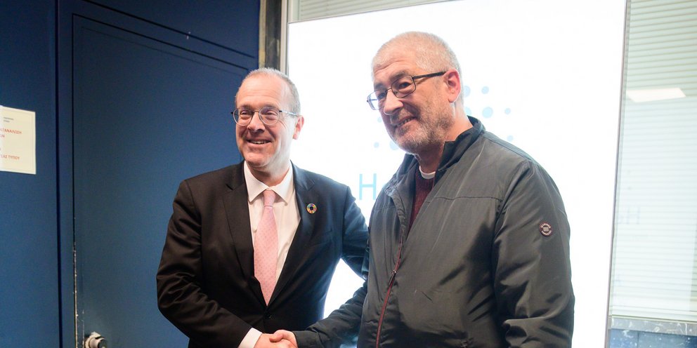 Ο γενικός διευθυντής του τμήματος Ευρώπης του ΠΟΥ, Χανς Κλούγκε με τον δημοσιογράφο του iefimerida, Βασίλη Βενιζέλο