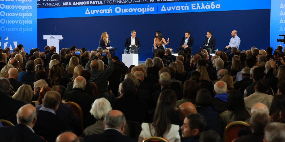 Ολιγόλεπτη διακοπή στο προσυνέδριο της ΝΔ μετά από λιποθυμία στο κοινό