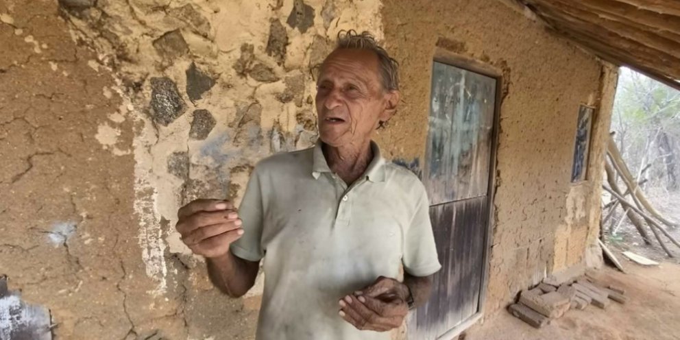 Ο Francisco Matias ζει μόνος, αντλεί νερό από πηγάδι, μαγειρεύει με καυσόξυλα και η καθημερινότητά του αφήνει χιλιάδες ανθρώπους άφωνους / FACEBOOK