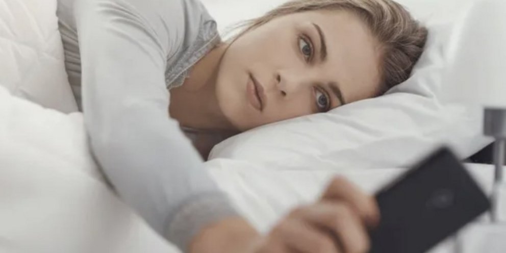 Ένας στους τέσσερις ενήλικες χρειάζεται λιγότερο από ένα λεπτό για να κοιτάξει το κινητό αφού ανοίξει τα μάτια του / SHUTTERSTOCK