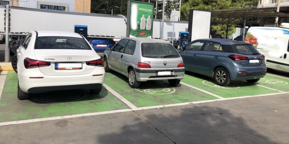 Παράνομη στάθμευση σε supermarket 