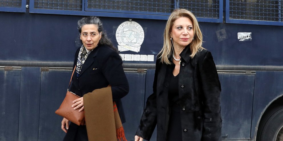 Η Μαρία Καρυστιανού καταφθάνει στην ειδικά διαμορφωμένη αίθουσα για την δίκη των Τεμπών 