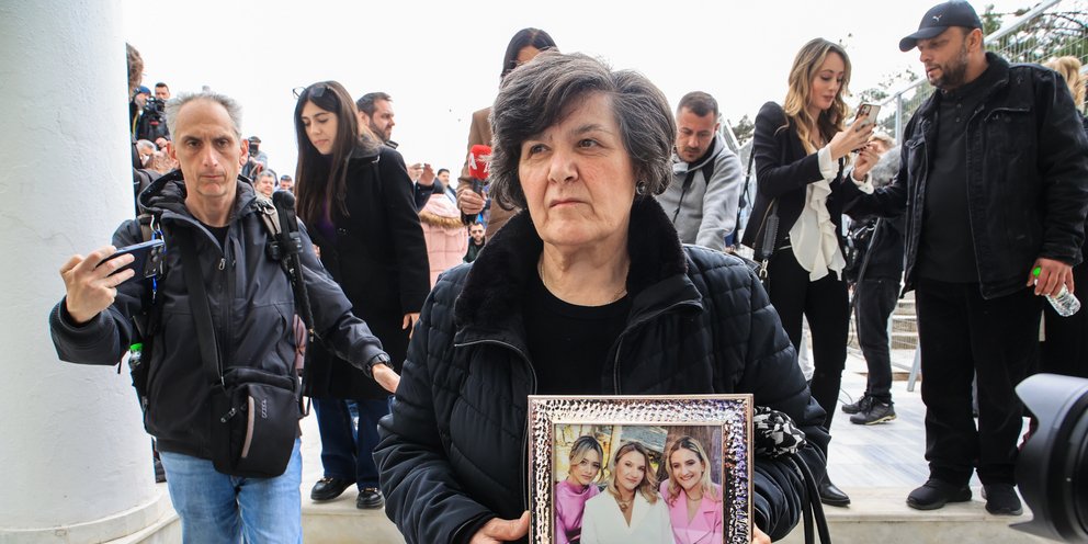 Τέμπη: Συγκλόνισε η γιαγιά των τριών κοριτσιών της οικογένειας Πλακιά