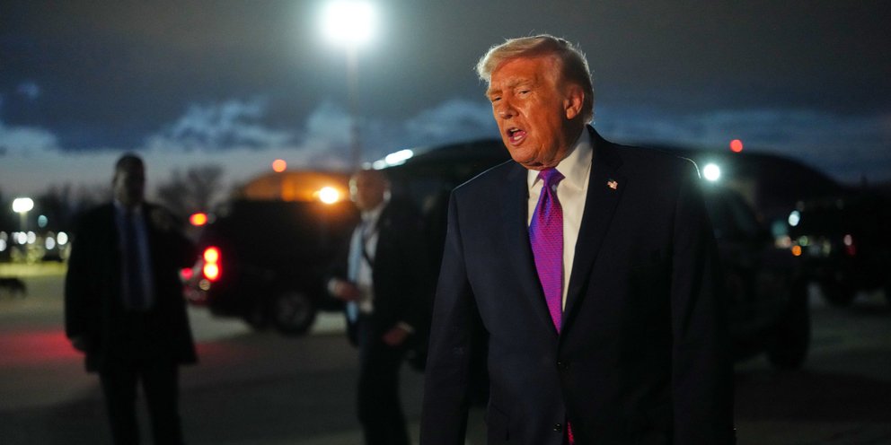 Ο Ντόναλντ Τραμπ κάνει δηλώσεις έξω από το Air Force One