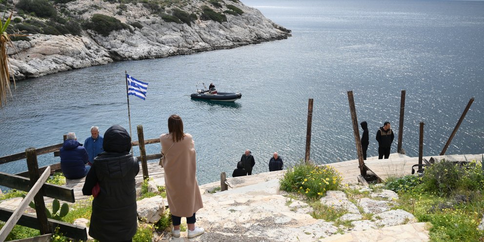 Συνεχίζονται οι έρευνες για τον 34χρονο δύτη στα Λιμανάκια Βουλιαγμένης