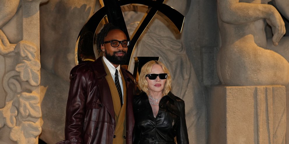 Ο Akeem Morris και η Madonna ποζάρουν πριν από την παρουσίαση της συλλογής Άνοιξη/Καλοκαίρι 2026 του Saint Laurent στο Paris