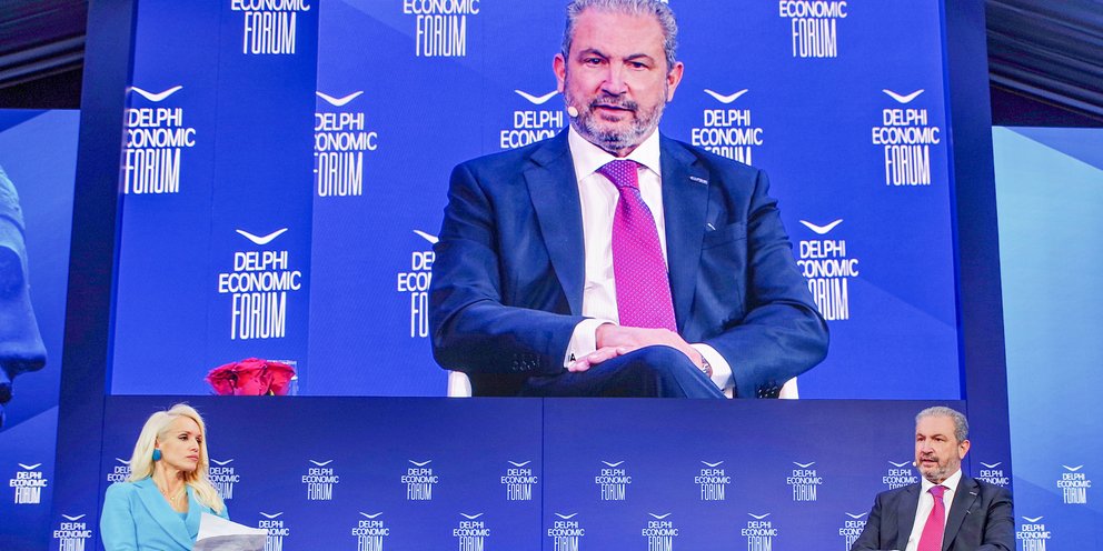 O Αλέξανδρος Εξάρχου, σε συζήτηση με τη δημοσιογράφο Κατερίνα Παναγοπούλου, στο Delphi Economic Forum. 