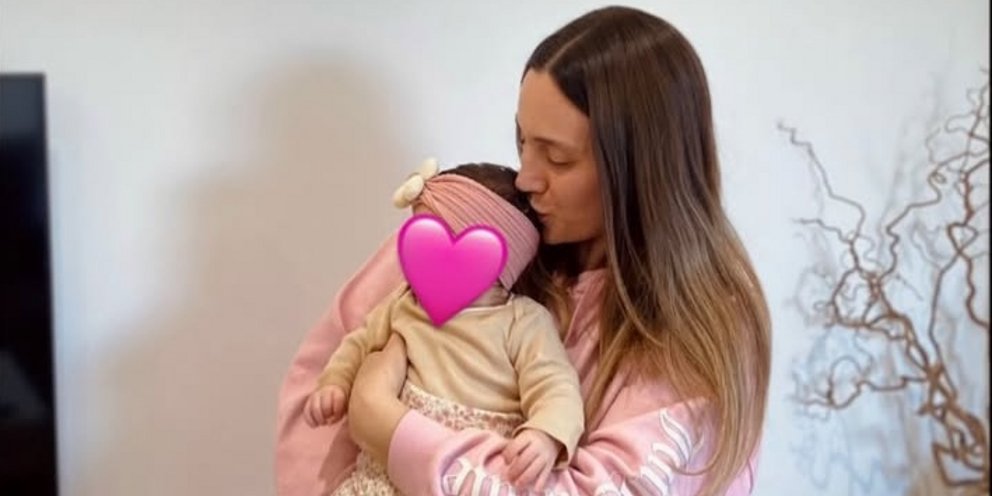 Άννα Κορακάκη αγκαλιά μωρό