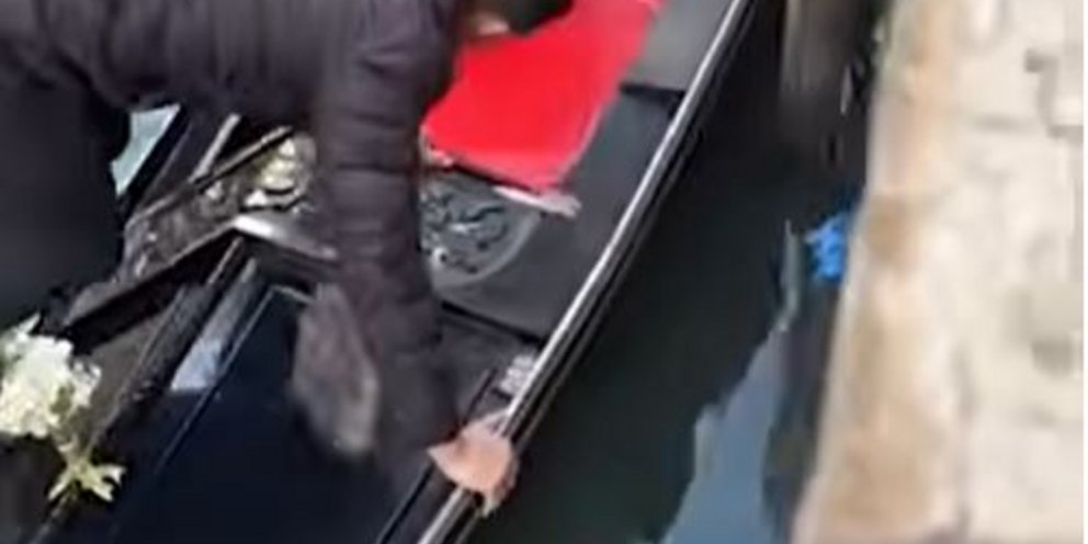 Γονδολιέρης σώζει παιχνίδι παιδιού σε κανάλι 