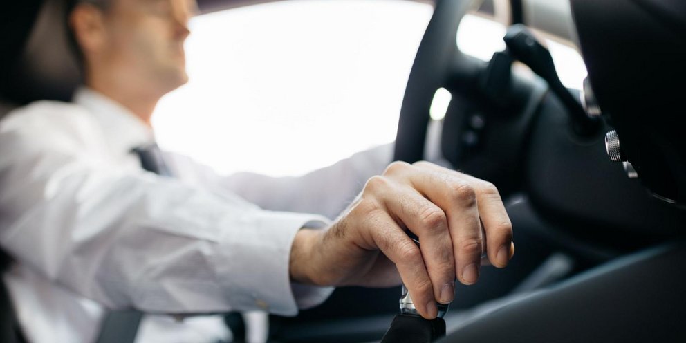 Οδήγηση χειροκίνητου αυτοκινήτου 