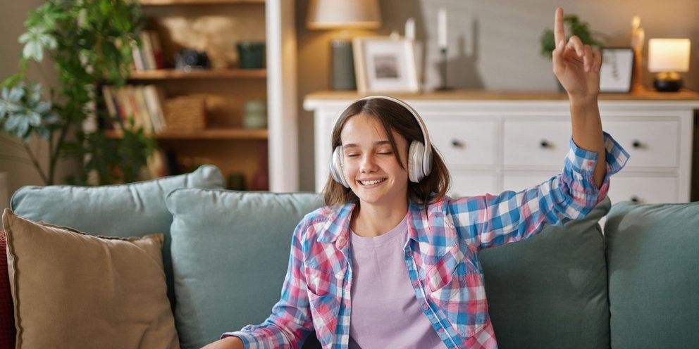 έφηβη ακούει μουσική