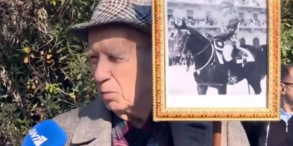 Ο 89χρονος με την καραμπίνα στην κηδεία του τέως βασιλιά Κωνσταντίνου