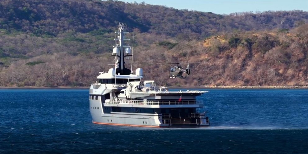 Ο Τζεφ Μπέζος επιστράτευσε ελικόπτερο για να φτάσει στο τεράστιο γιοτ του