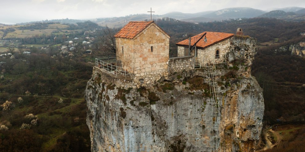 Ο ναός και τα κτίσματα πάνω στην «Στήλη Κάτσχι», στη Γεωργία