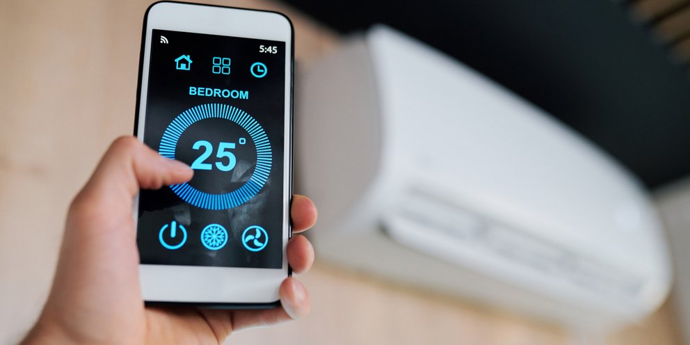 Άνδρας αλλάζει τις ρυθμίσεις του AirCodition από το κινητό