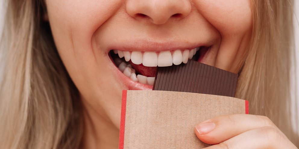 κοπελα τρωει σοκολατα