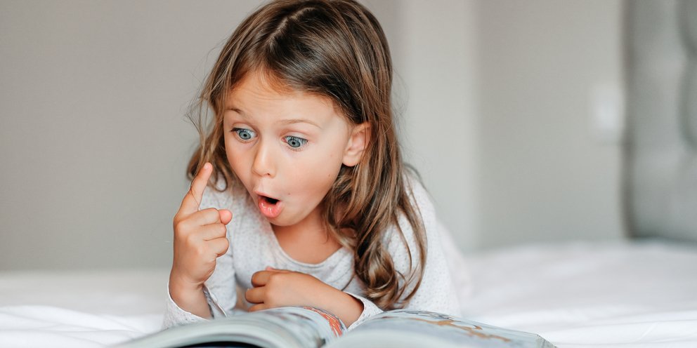 κοριτσακι διαβαζει