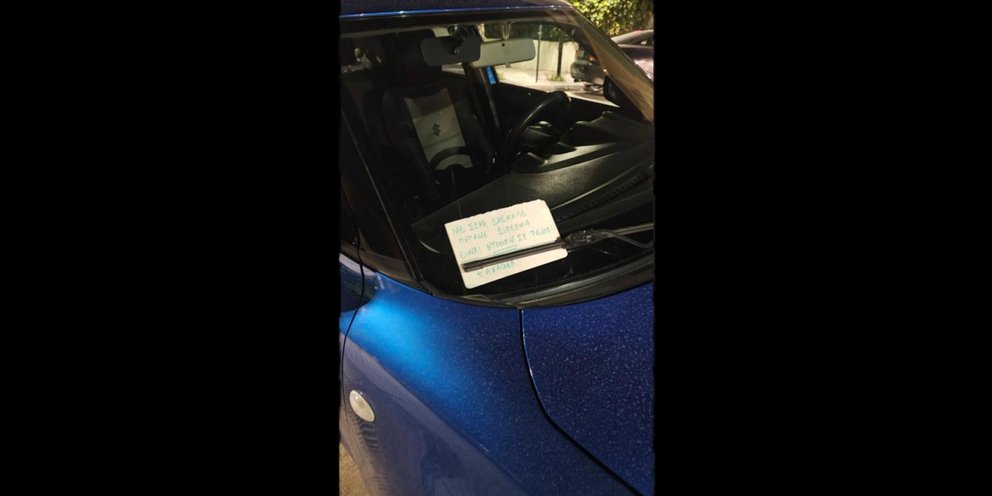 Δάσκαλος οδήγησης πάρκαρε πάνω σε ράμπα ΑμεΑ -Το σημείωμα που του άφησε μαθητής του