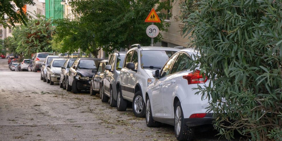 Παρκαρισμένα αυτοκίνητα σε δρόμο της Αθήνας 