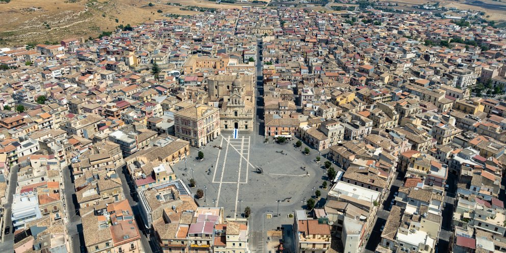 H εξαγωνική πλατεία στην Σικελία