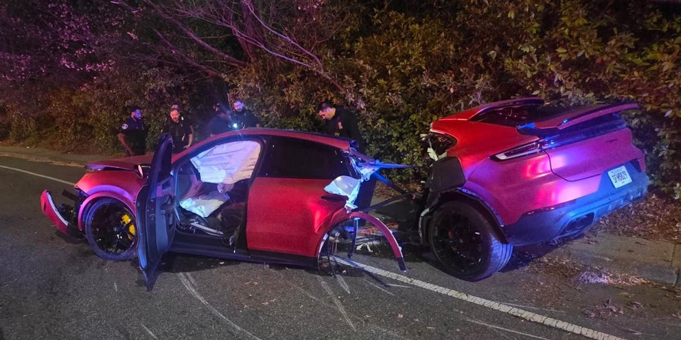 Porsche κόπηκε στα δύο και ο οδηγός επέζησε 