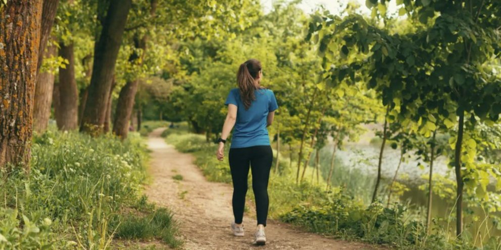 Η τεχνική των ιαπωνικών περιπάτων προάγει όχι μόνο τη σωματική δραστηριότητα, αλλά και τη σύνδεση με το περιβάλλον και την ψυχική ευεξία / SHUTTERSTOCK