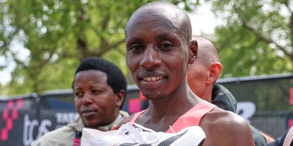 Ο Σεμπάστιαν Σάουε πανηγυρίζει την νίκη του στον Μαραθώνιο του Λονδίνου