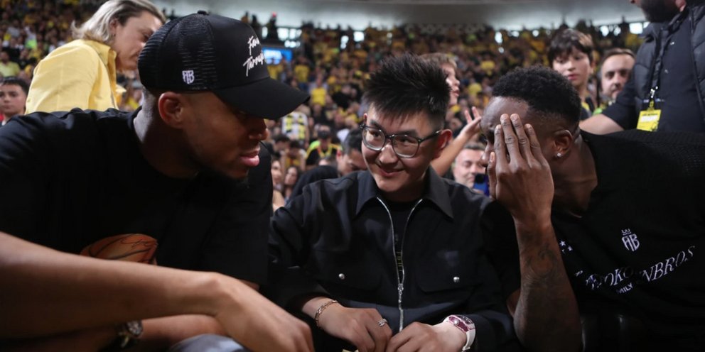 Ο Γιάννης Αντετοκούνμπο με τον Ρίτσαρντ Σιάο και τον Θανάση