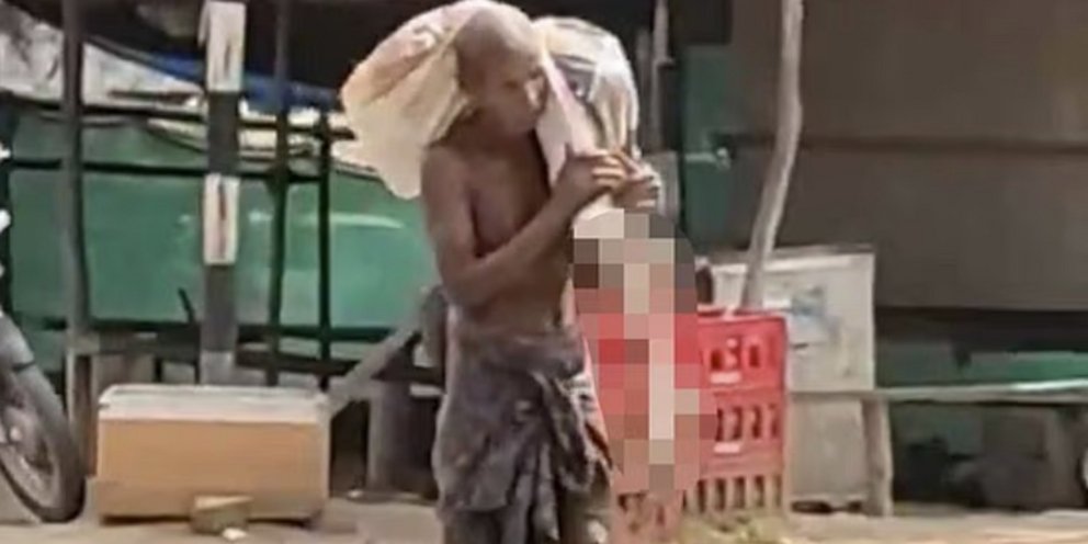 Ινδός μετέφερε την σορό της αδερφή τους στην τράπεζα για να αποδείξει ότι είναι νεκρή