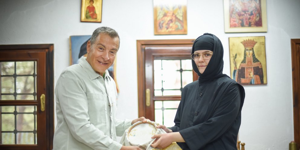 O Σταύρος Θεοδωράκης με μοναχή από τον Προφήτη Ηλία Σερρών