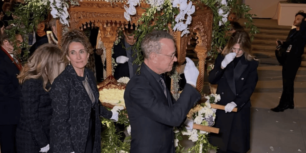 Ο Τομ Χανκς κουβαλά τον επιτάφιο