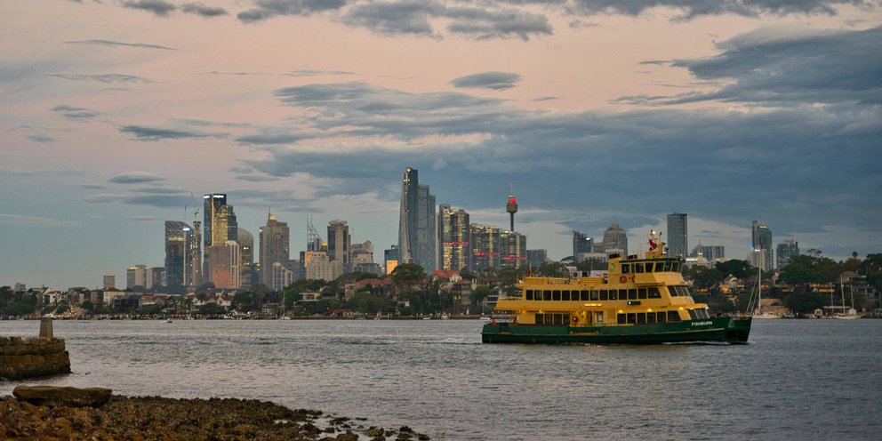Σίδνεϊ με αστικό τοπίο στο ηλιοβασίλεμα