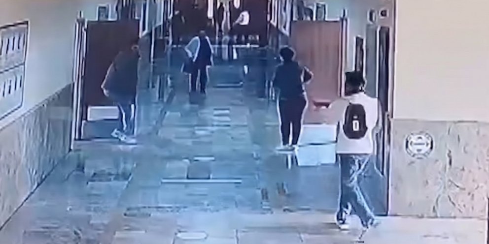 Η στιγμή που πρώην μαθητής εισβάλλει στο σχολείο στην Τουρκία και ανοίγει πυρ