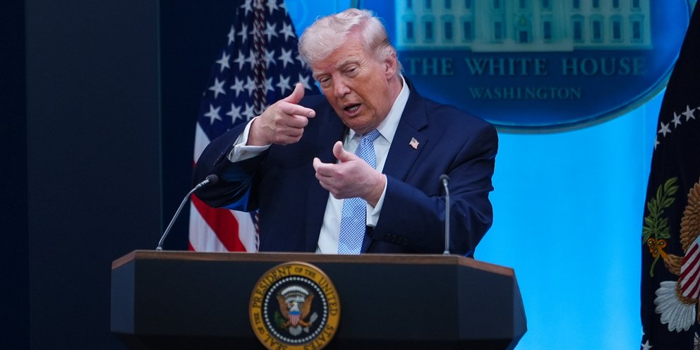 Ο Ντόναλντ Τραμπ κάνει την κίνηση του τραβήγματος της σκανδάλης σε συνέντευξη Τύπου