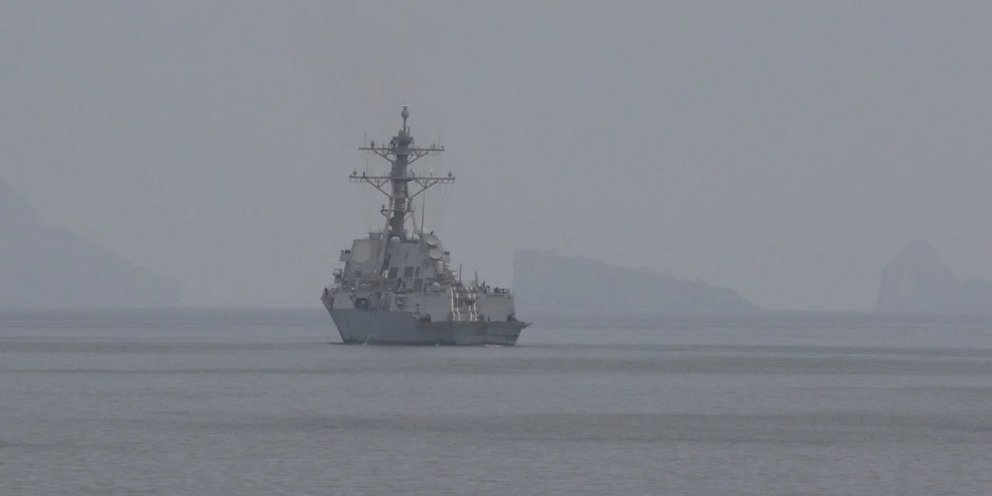 Εικόνα της Κεντρικής Διοίκησης των ΗΠΑ που φέρεται να δείχνει αμερικανικό πολεμικό πλοίο να περνά από τα Στενά του Ορμούζ κοντά στο Ιράν