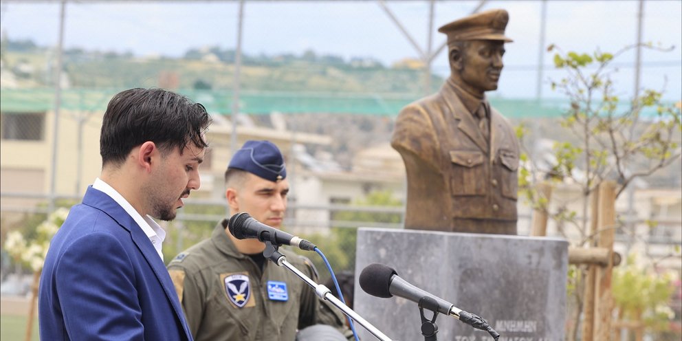 Η αποκάλυψη της προτομής του Κώστα Ηλιάκη στα Χανιά