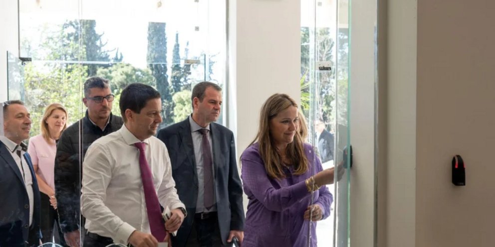 Ο πρύτανης του ΕΚΠΑ Γεράσιμος Σιάσος και η πρόεδρος του ΙΝΕΔΙΒΙΜ Άννα Ροκοφύλλου