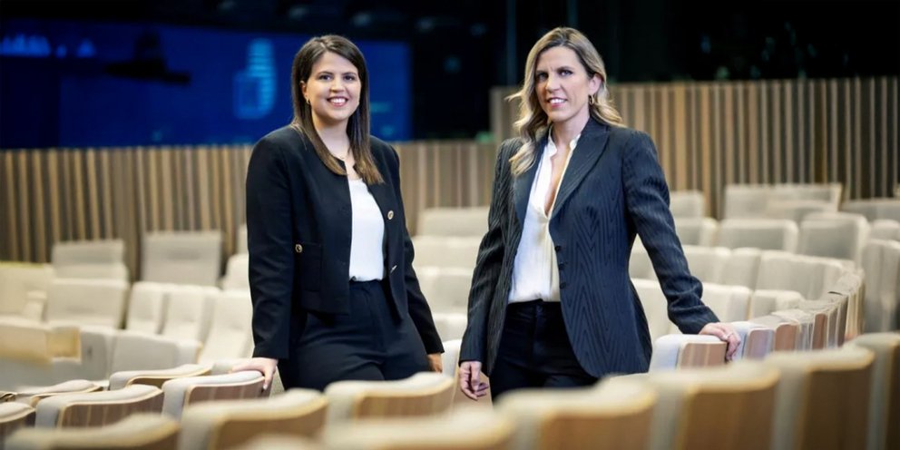 Οι δημοσιογράφοι Βικτώρια Δενδρινού και Ελένη Βαρβιτσιώτη 