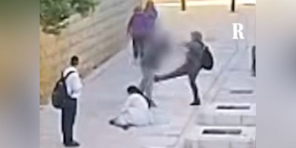 Η στιγμή της βάναυσης επίθεσης που προκάλεσε την αντίδραση των περαστικών 