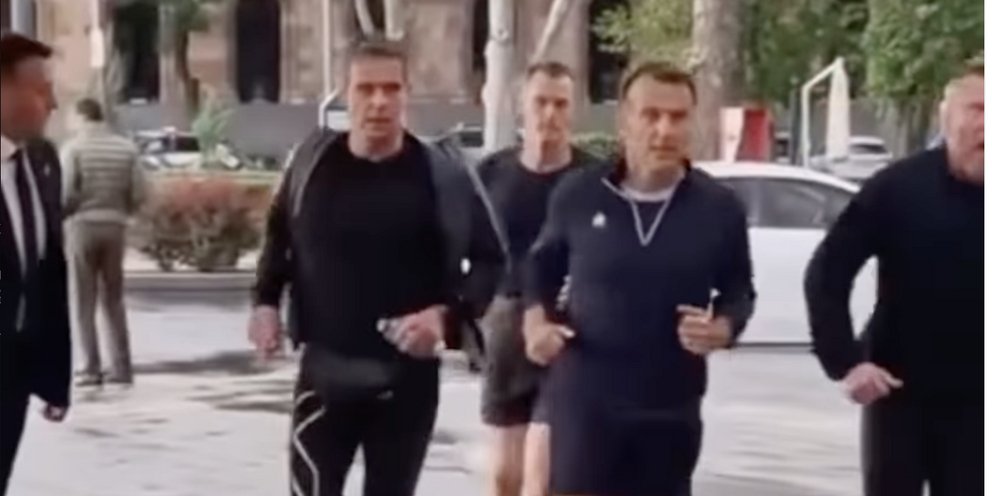 Ο Μακρόν με σορτσάκι και αθλητικά για τζόκινγκ στο Γερεβάν