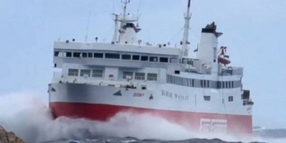 Μάχη με τα κύματα έδωσε το πλοίο «Αικατερίνη»