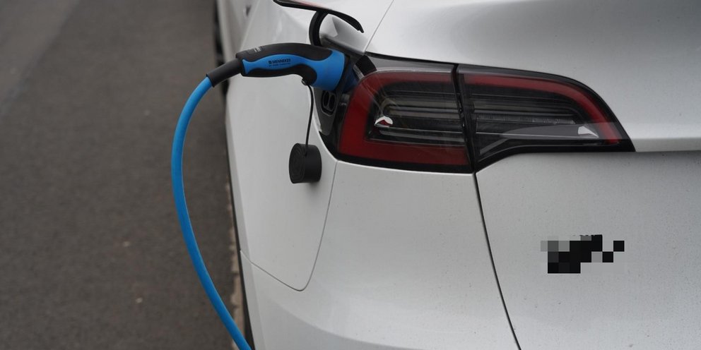 Αυτοκόλλητο σε αυτοκίνητο Tesla 